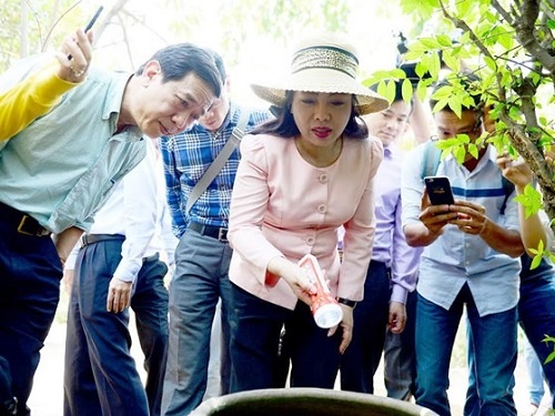 Bo truong Y te thi sat noi o cua benh nhan nhiem virus Zika hinh anh