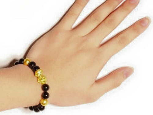 Co nen deo dong ho, vong tay o co tay trai? hinh anh