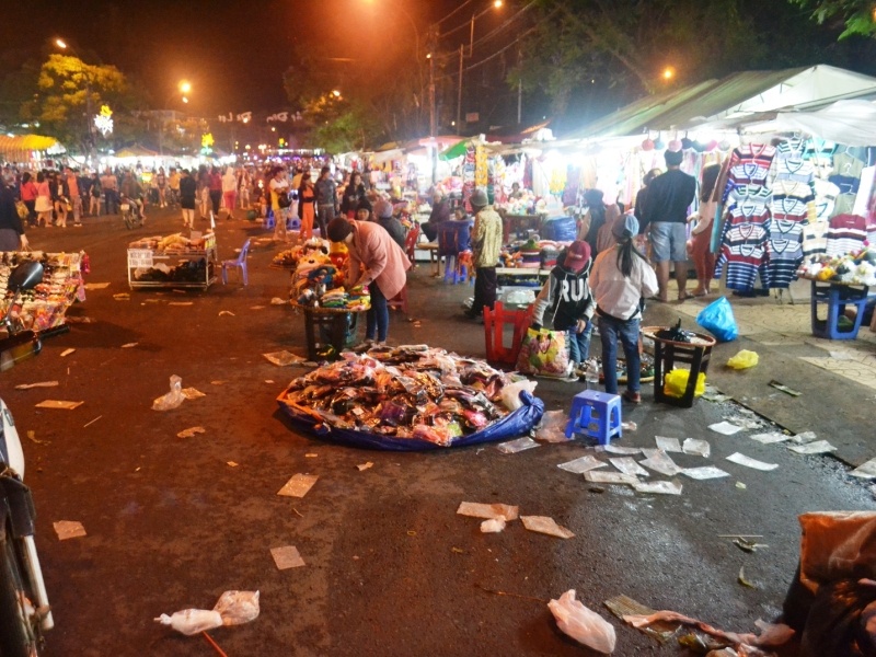 Cho dem Da Lat dip le 30/4-1/5 ngap rac hinh anh