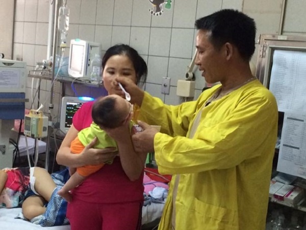 Con viem phoi vi bo me quan chat tranh giat minh hinh anh