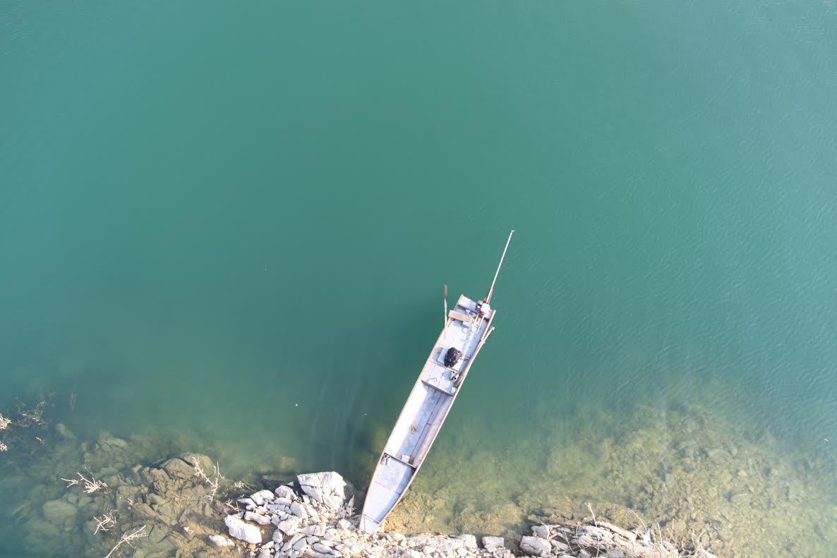 Du ngoan giua long ho Hoa Binh hinh anh