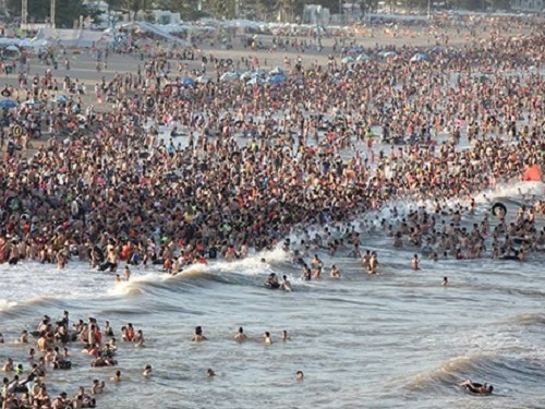 Bien Sam Son chat cung nguoi ngay ngay giua tuan hinh anh