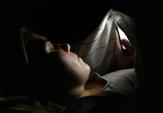 Co the bi mu tam thoi neu dung smartphone trong bong toi hinh anh