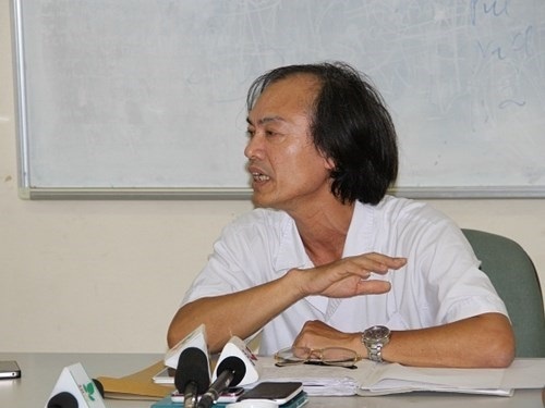 Nem tien qua cua so khi chua 'benh lun' cho con hinh anh