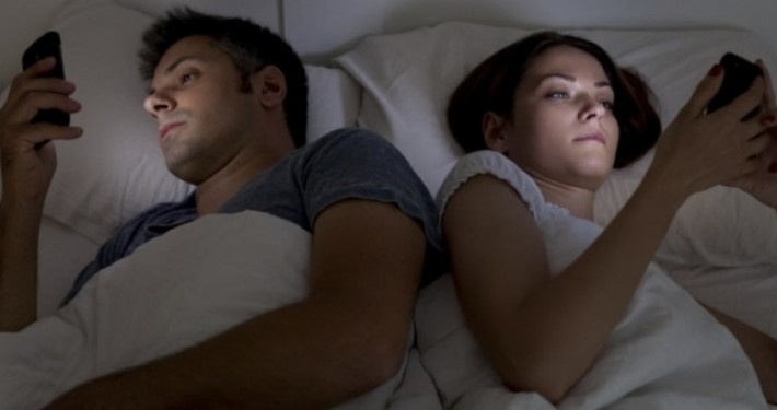 Điện thoại thông minh gây hại tới chuyện yêu ảnh 1 Dien thoai thong minh gay hai toi chuyen yeu anh 1