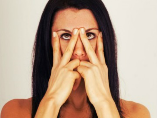 5 dong tac yoga giup da sang min hinh anh