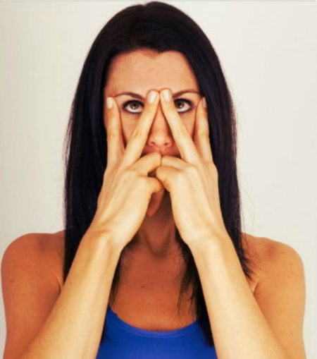 Dong tac yoga giam nep nhan anh 1