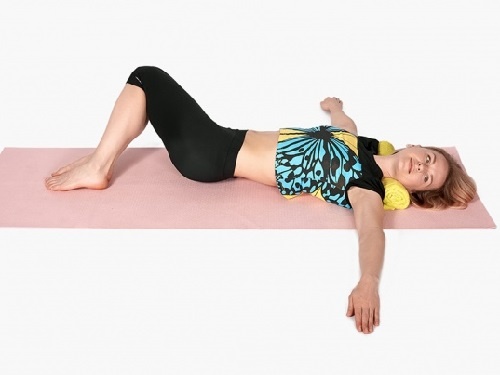 6 dong tac the duc buoi sang ban co the lam tren giuong hinh anh