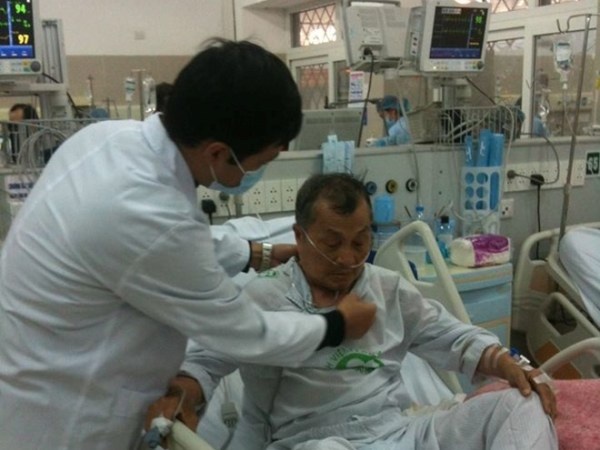 Bac si thuong thuyet voi nguoi nha xin benh nhan ve de chet hinh anh