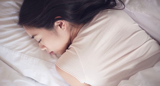 6 thoi quen hang ngay gay hai tu the hinh anh