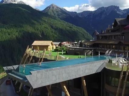 Be boi cao 12 m dang so nhat the gioi hinh anh