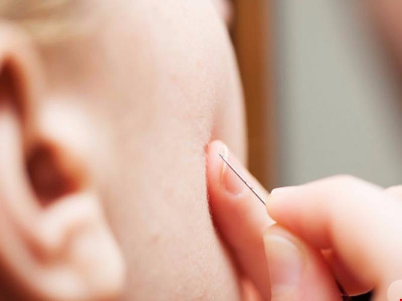 Co gai suyt chet vi nan mun hinh anh