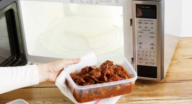 Sai lam khi su dung lo vi song nhieu nguoi mac phai hinh anh