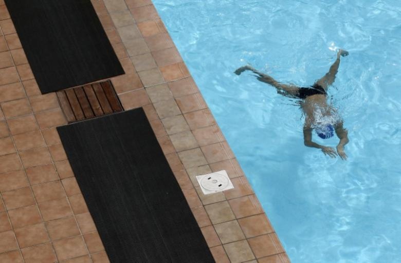 Ho boi cong cong chua toi 75 lit nuoc tieu hinh anh