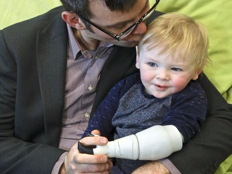 Ong bo tu lam canh tay gia cho con trai bang may in 3D hinh anh