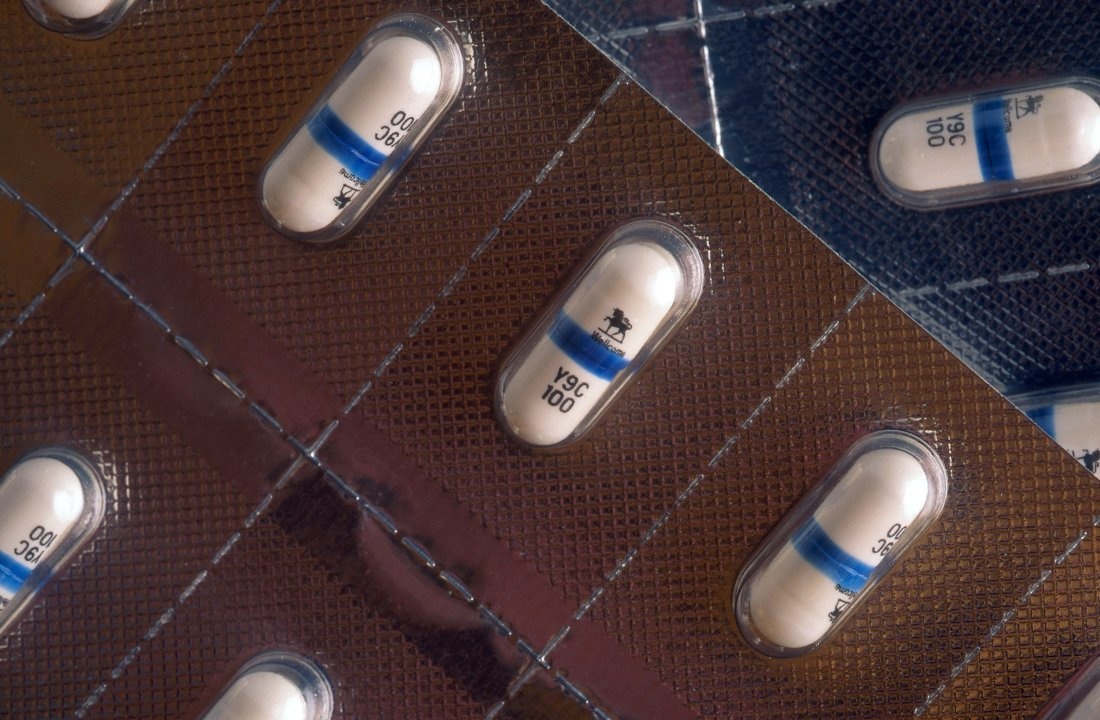 Dang sau su ra doi cua thuoc chong HIV dau tien hinh anh