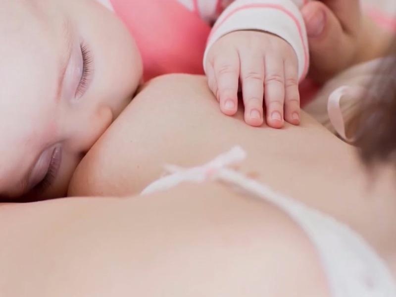 8 thuc pham phu nu nen tranh khi cho con bu hinh anh