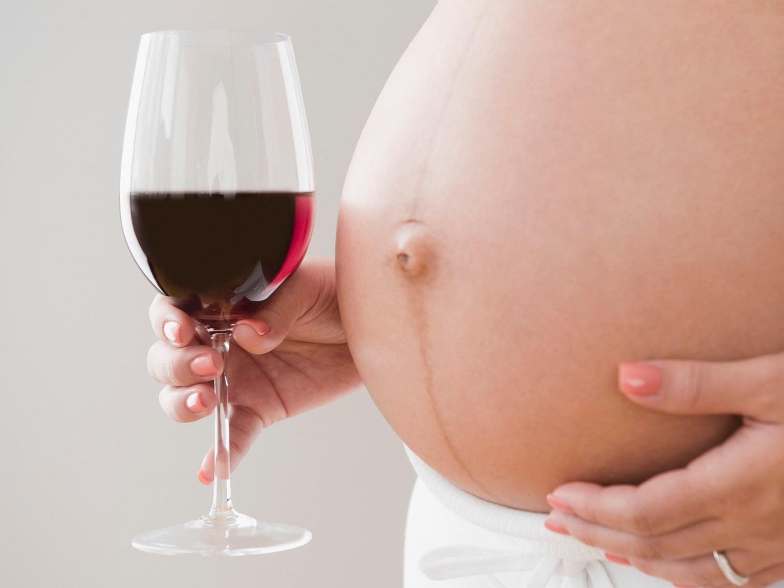 Uong ruou khi mang thai gay hai nhu the nao? hinh anh