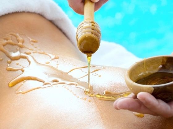 Tac dung khong ngo khi massage co the bang mat ong hinh anh