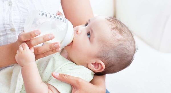 Trẻ sơ sinh cần bú bao nhiêu sữa ảnh 5 Tre so sinh can bu bao nhieu sua anh 5