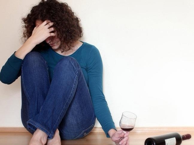 Tai sao ban lai bi dau dau sau khi uong ruou? hinh anh