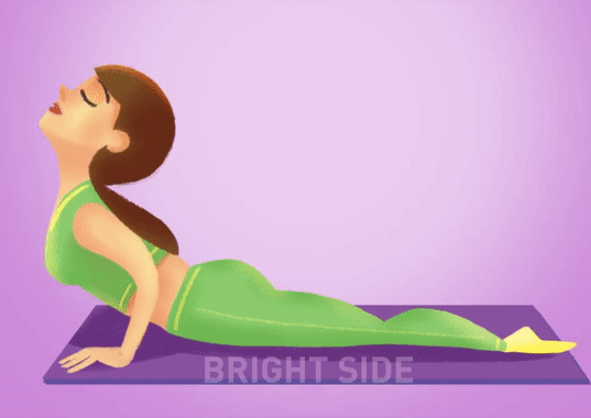 Tu the yoga giam mo bung cho vong eo con kien hinh anh