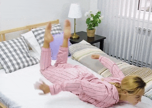 Tu the yoga buoi sang giup ban ra khoi giuong de dang hinh anh