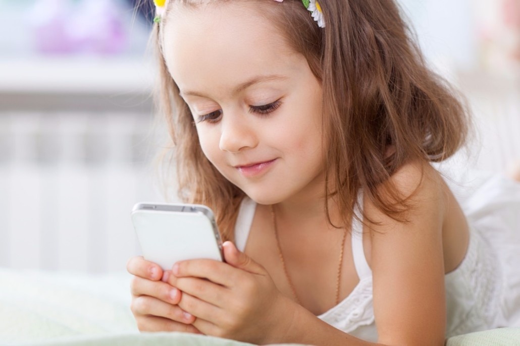 Tre em dang ngay cang kho cam but do su dung smartphone hinh anh