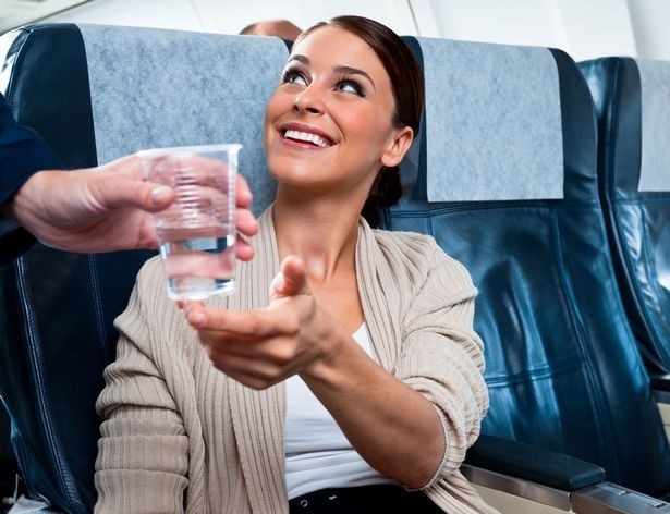 Tai sao tiep vien hang khong ngai uong nuoc tren may bay? hinh anh