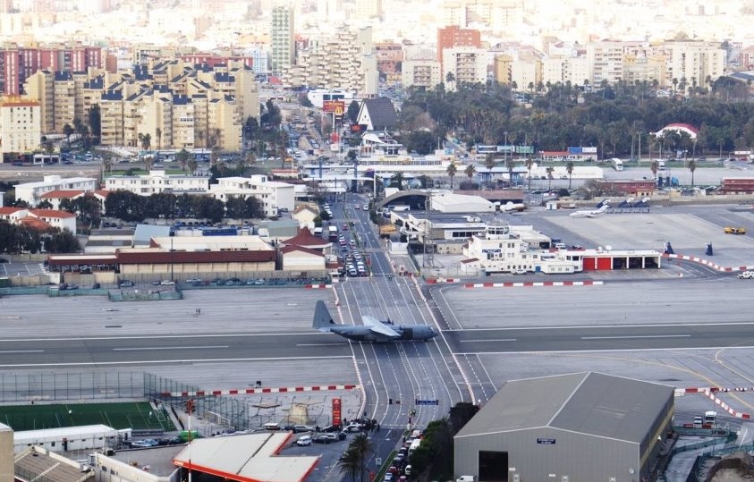 5 san bay co duong bang nguy hiem nhat the gioi hinh anh