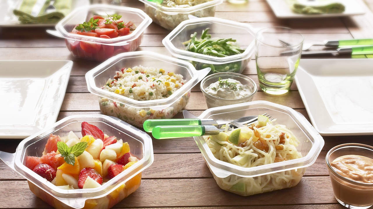 Tai sao khong nen de thuc an thua cho trua hom sau? hinh anh