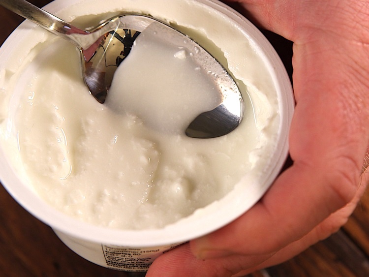 Lop chat long tren be mat coc sua chua la gi? hinh anh