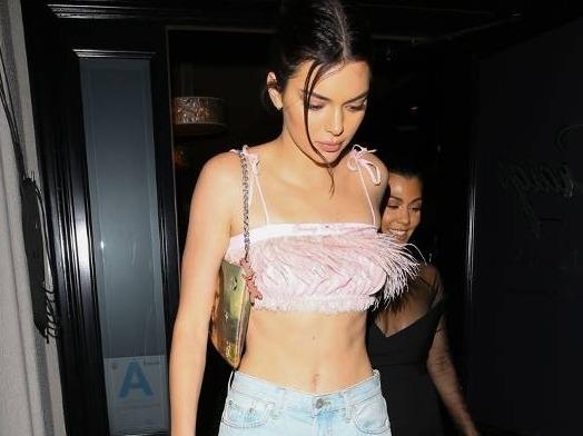 Ngay he, dien ao quay lung khoe eo goi cam nhu sao Hollywood hinh anh