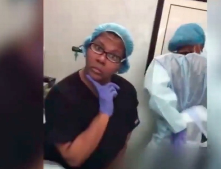 Bac si nhay mua khi dang phau thuat hinh anh