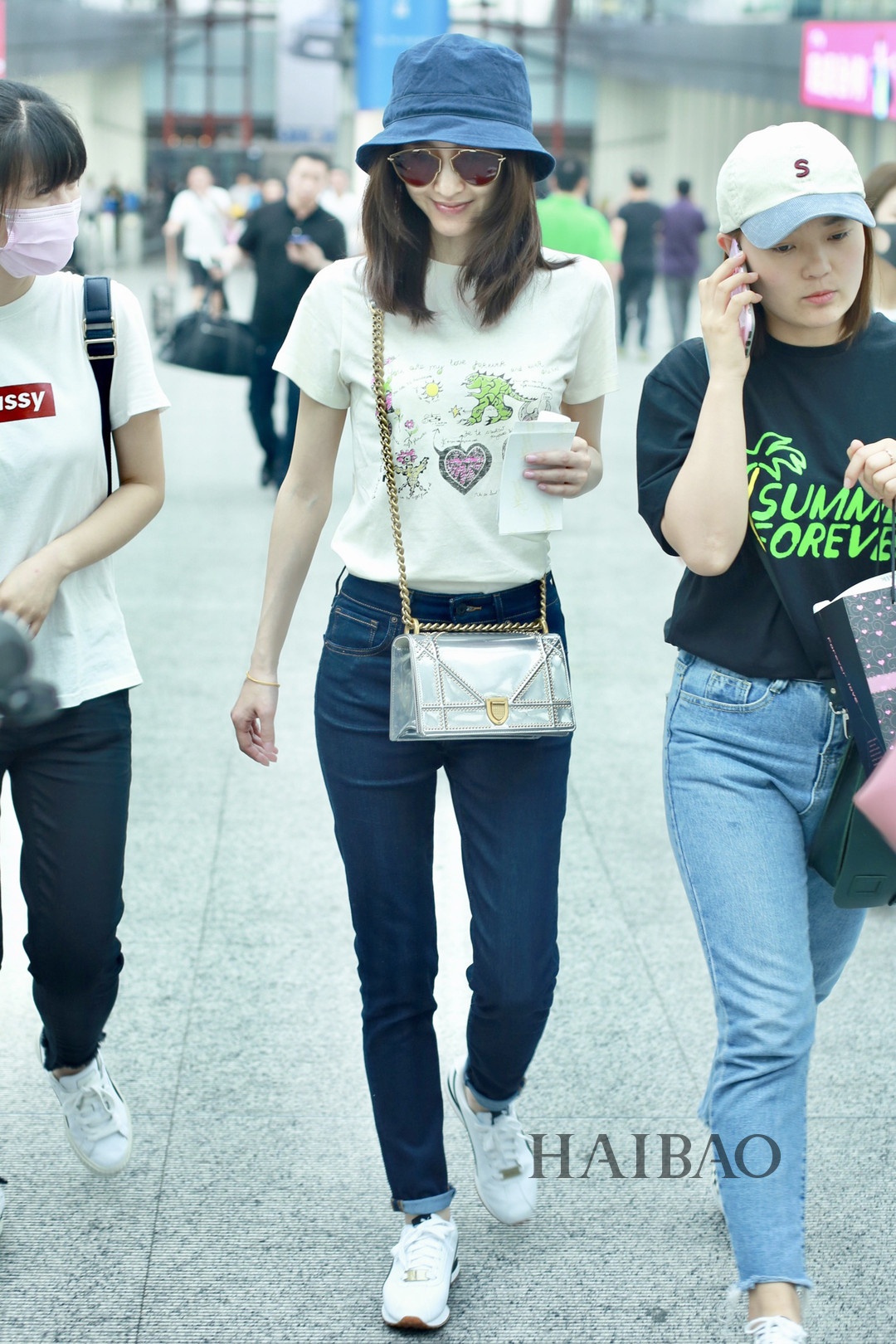 Sao Hoa ngu mac ao thun trang anh 1