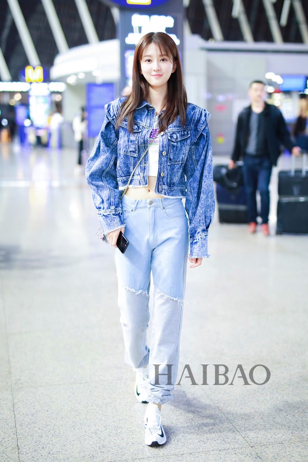 Sao Hoa ngu mac ao thun trang anh 6