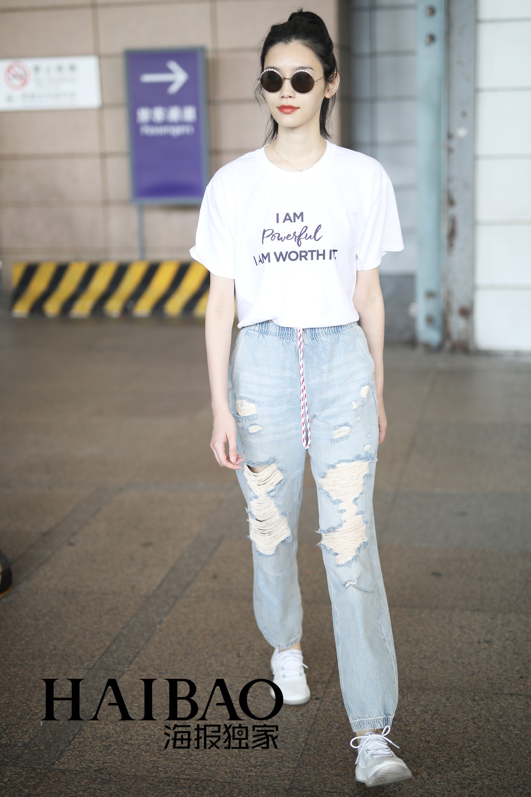 Sao Hoa ngu mac ao thun trang anh 2