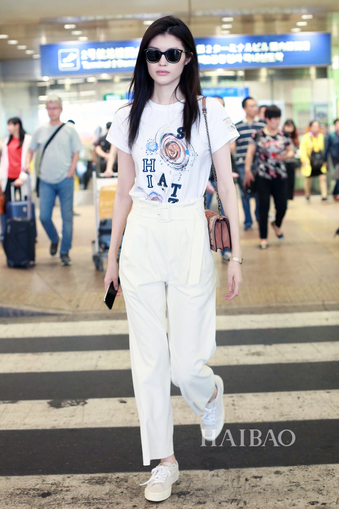 Sao Hoa ngu mac ao thun trang anh 3