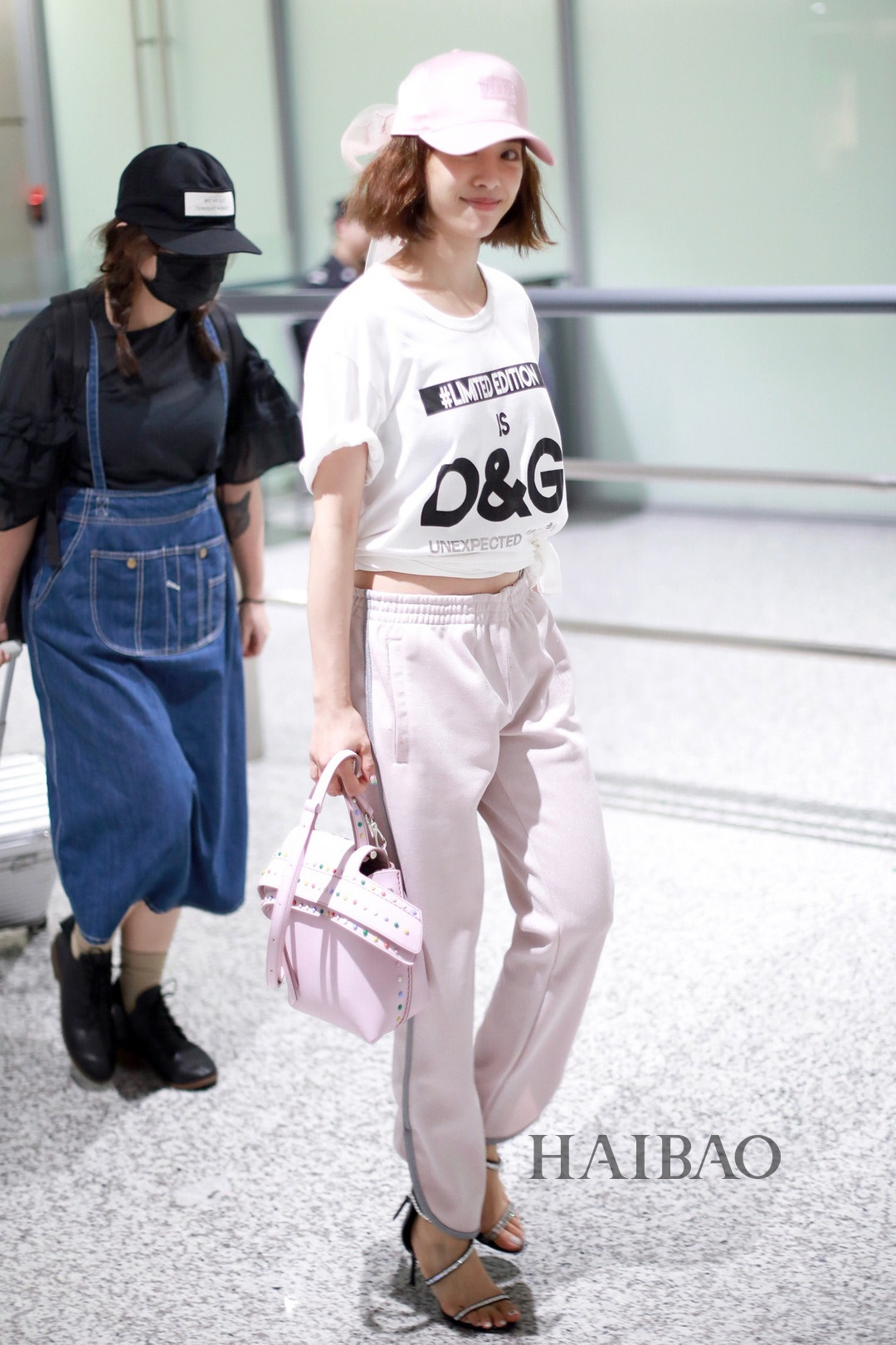 Sao Hoa ngu mac ao thun trang anh 5