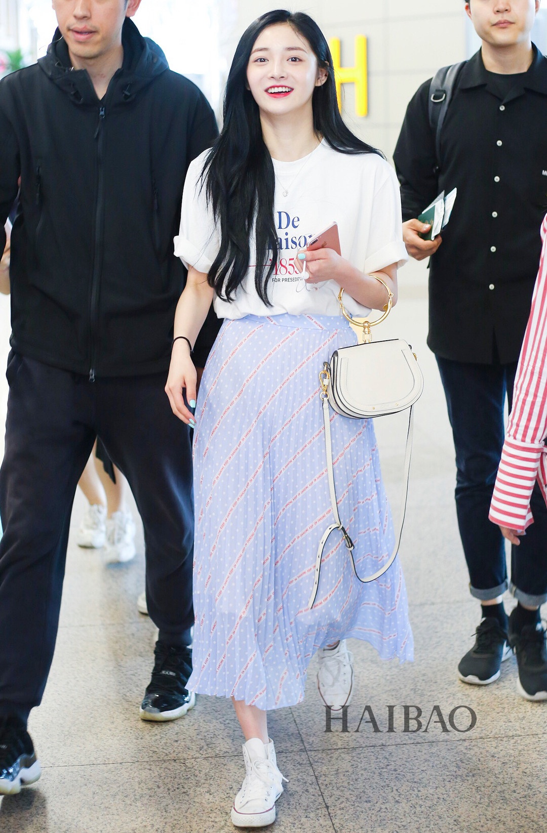 Sao Hoa ngu mac ao thun trang anh 8