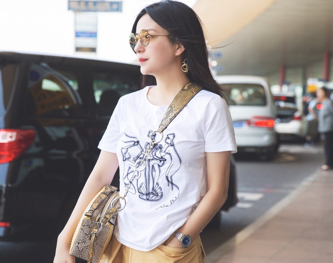 Ao thun trang - mon do khong the thieu ngay nang nong hinh anh