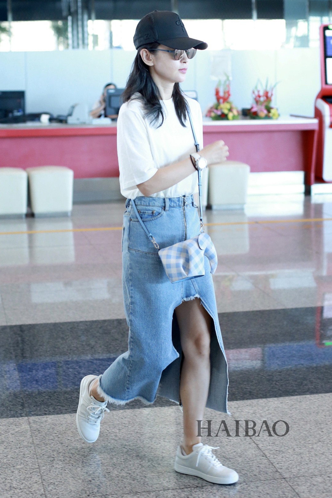 Phoi ao thun va chan vay denim anh 1