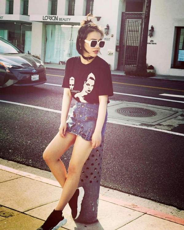 Phoi ao thun va chan vay denim anh 7