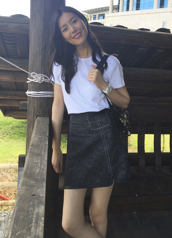 Phoi ao thun va chan vay denim anh 8