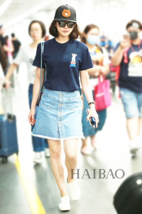 Phoi ao thun va chan vay denim anh 9