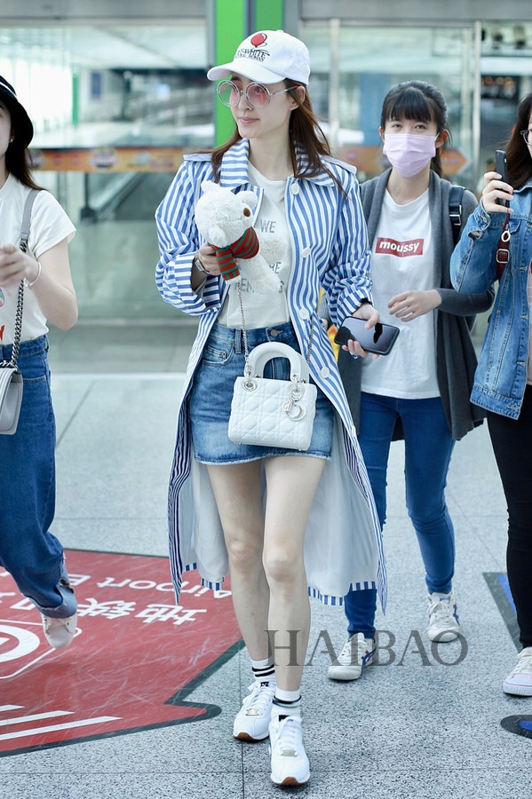 Phoi ao thun va chan vay denim anh 3