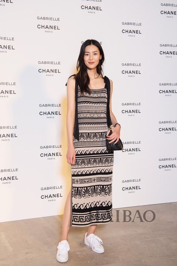 Cach phoi vay voi giay the thao anh 1