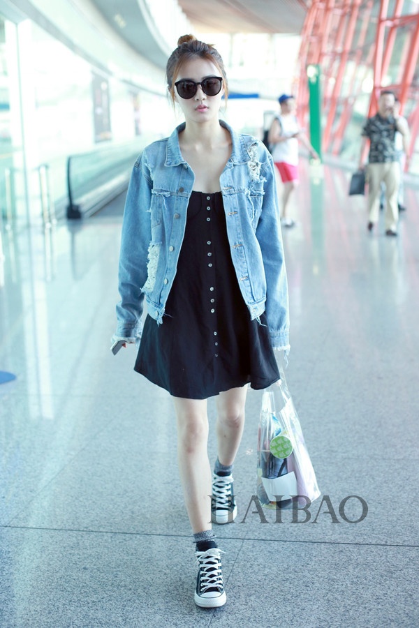 Cach phoi vay voi giay the thao anh 4