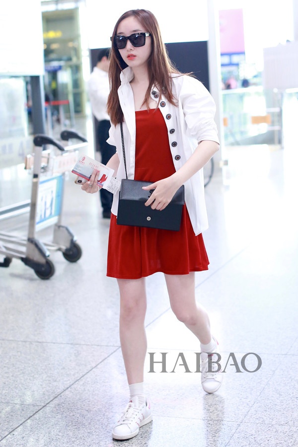 Cach phoi vay voi giay the thao anh 5