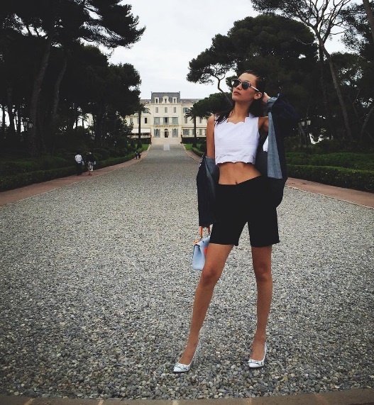 Bella Hadid dien quan short anh 10